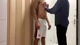 Ras-guei a calça social do puto safado na hora do tesão e fiz ele ir pra casa de cuequinha . Completo em xvideos Premium